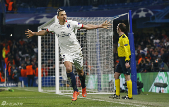 伊布挥臂庆祝进球