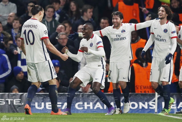 伊布同队友庆祝进球