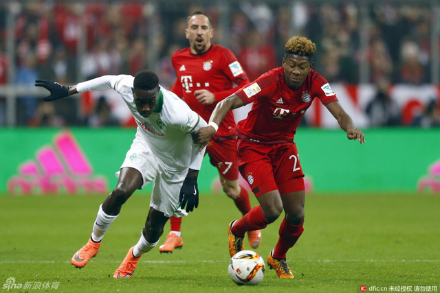 阿拉巴与对手拼抢