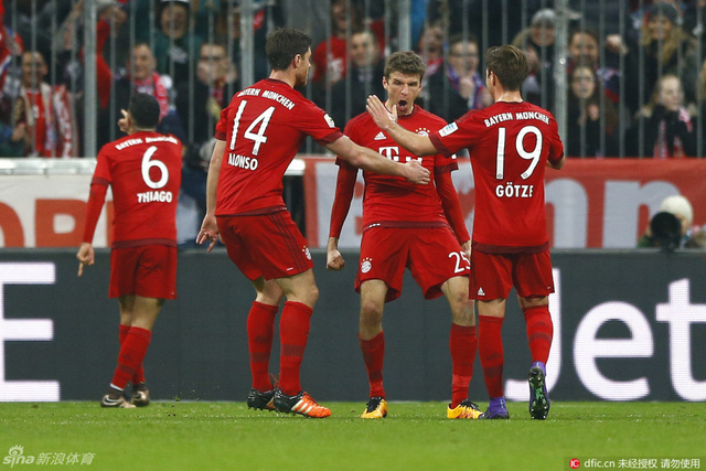 穆勒与队友庆祝进球
