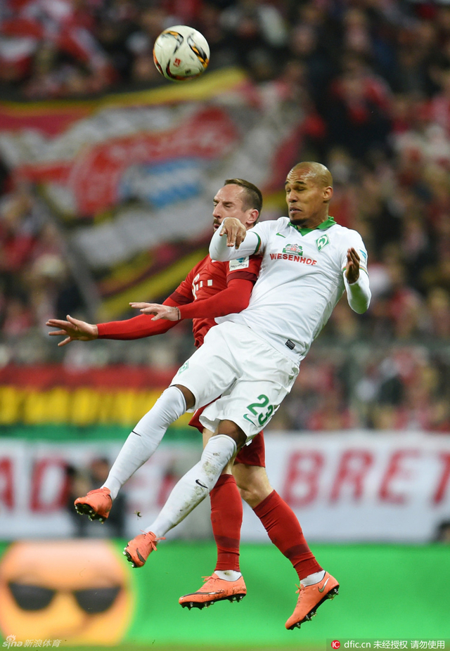 里贝里同对手争抢头球