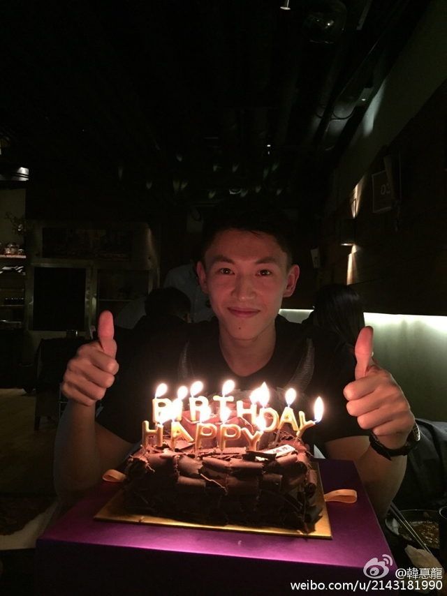 刘晓宇与生日蛋糕合影