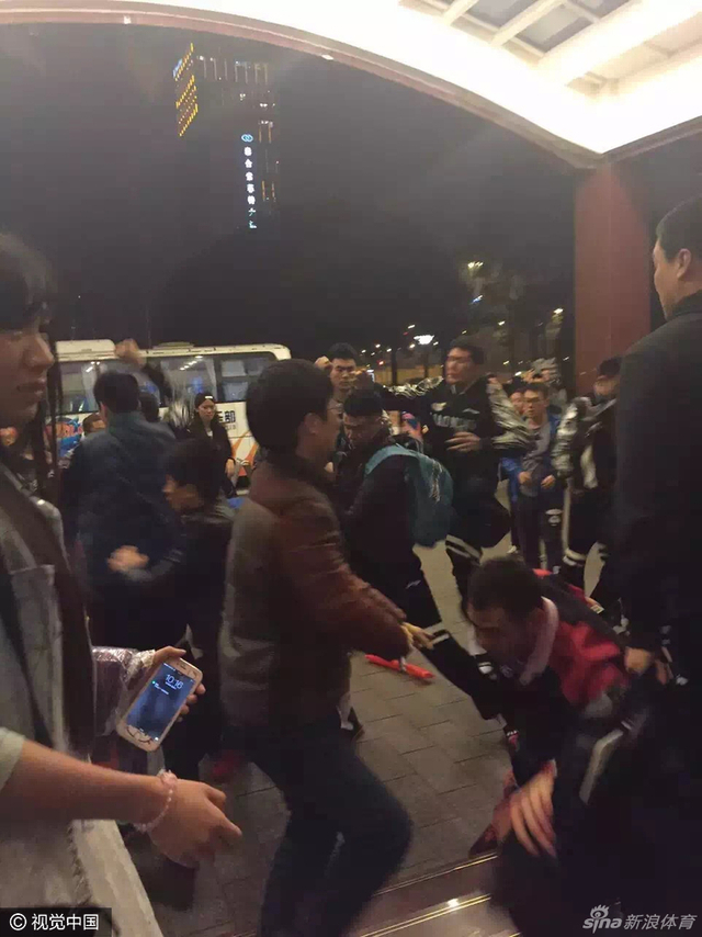 疑似辽宁球员与四川球迷爆冲突