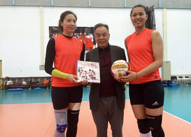 女排赠送签名球