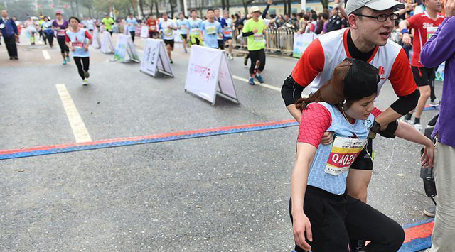  清远马拉松1.2万人伤病