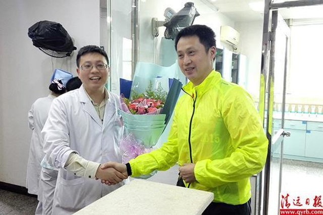 于先生昨日出院看望他的主治医生并送上鲜花