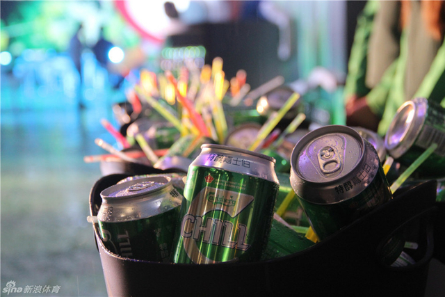 新浪与你一起喝彩 嘉士伯球迷狂欢夜