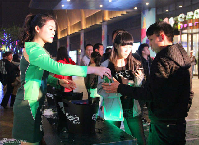 新浪与你一起喝彩 嘉士伯球迷狂欢夜