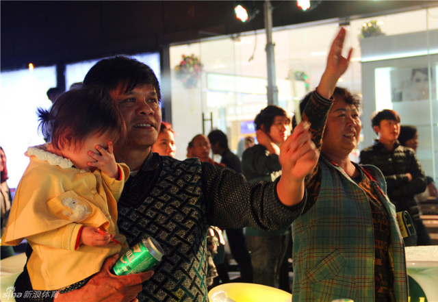 新浪与你一起喝彩 嘉士伯球迷狂欢夜