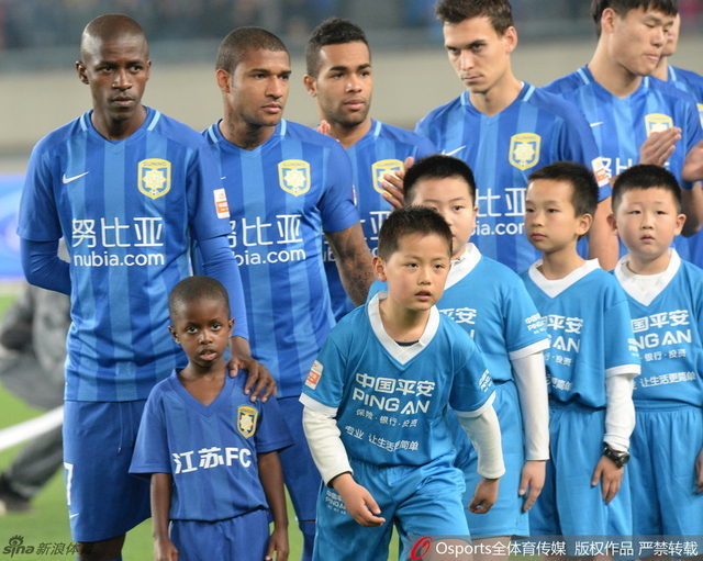 拉米雷斯携爱子亮相