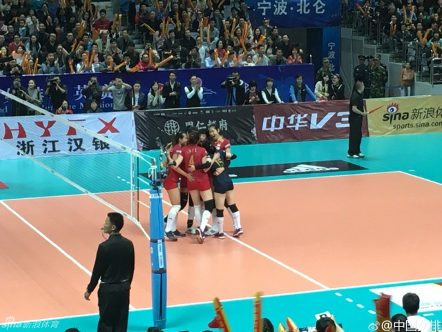 女排队员庆祝得分