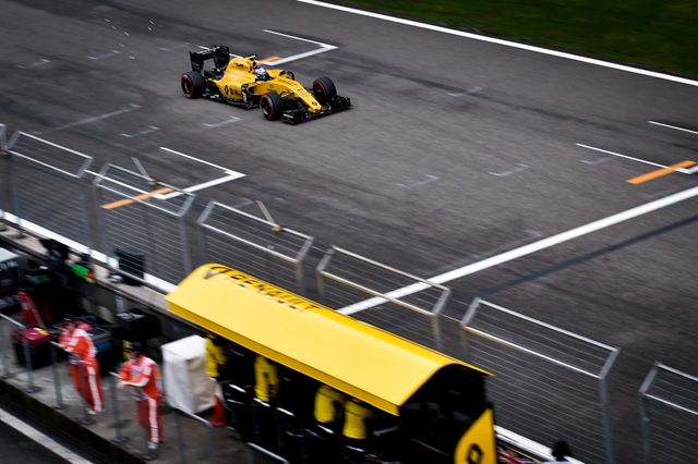 雷诺F1车队飞驰赛道