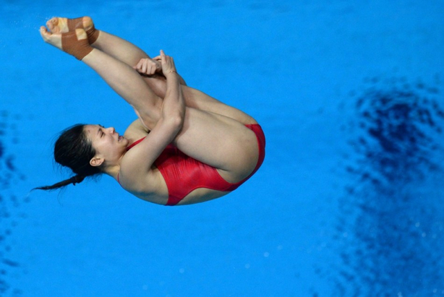 何姿屈体抱膝翻腾