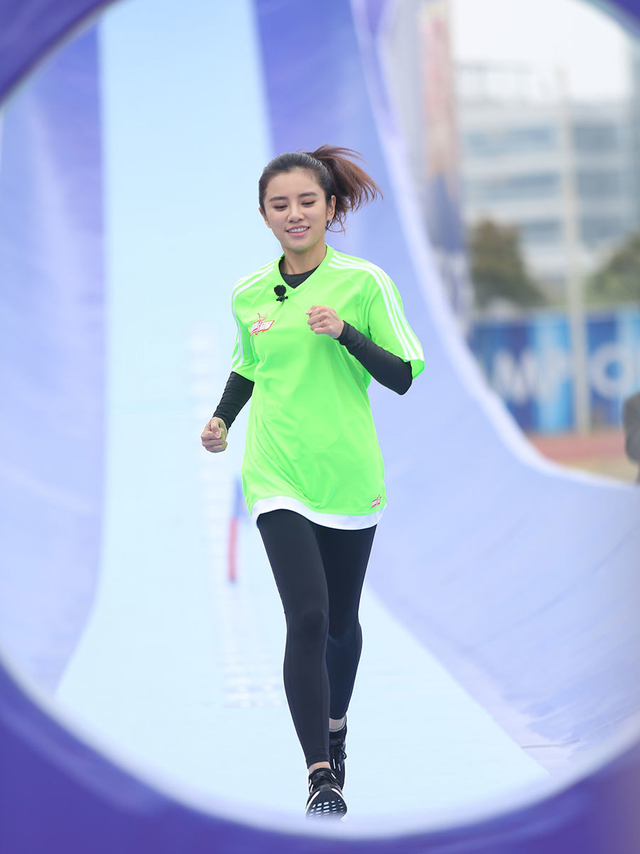 “半马选手”伊一很擅长跑步