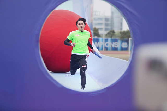 “田径发烧友”尹正奋力奔跑