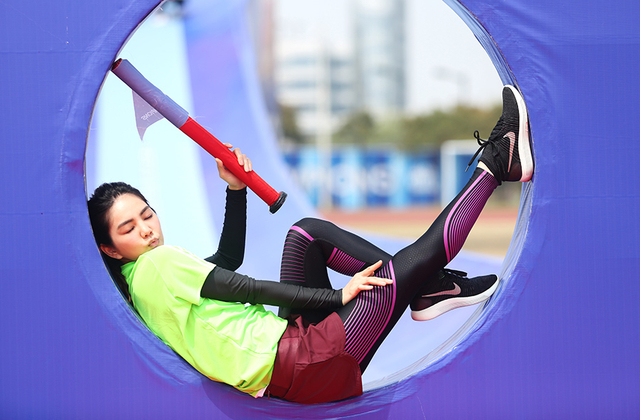 Ella热身赛前不忘摆造型