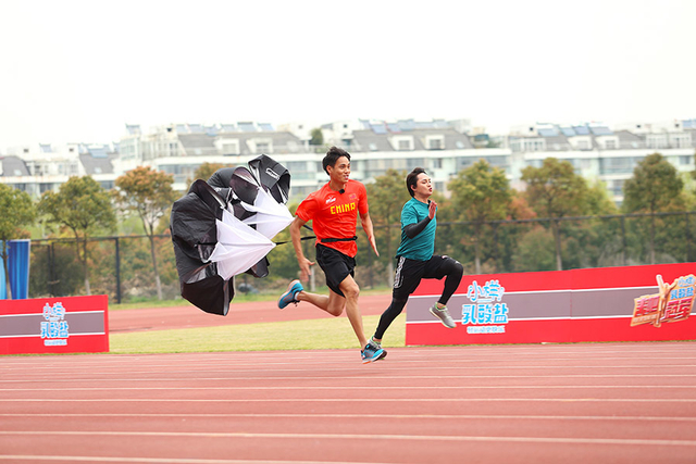 莫有雪绑着减速伞与尹正“单挑”