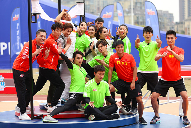 谢震业被缠成“僵尸”摆醉人姿势