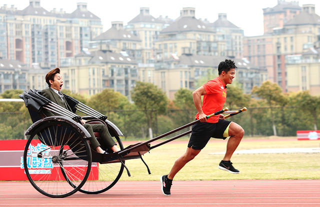 仲裁何炅坐在奔跑的黄包车上