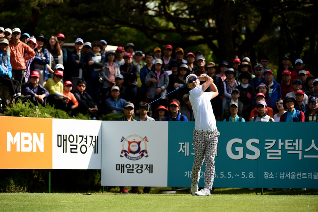 首轮领先者金亨成