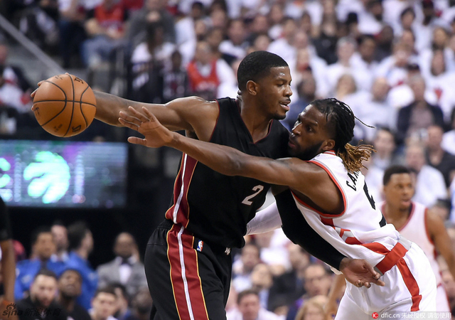 卡罗尔伸手拦截