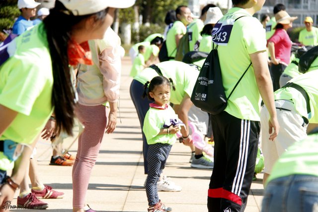 热身人潮中的小姑娘
