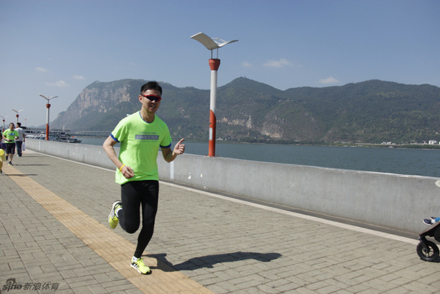 邵圣懿滇池大坝乐跑参与