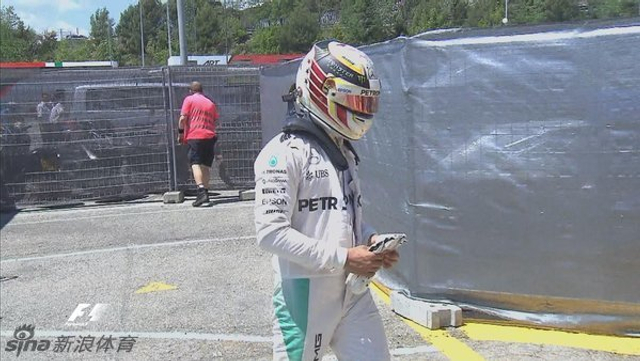 汉密尔顿走出赛车