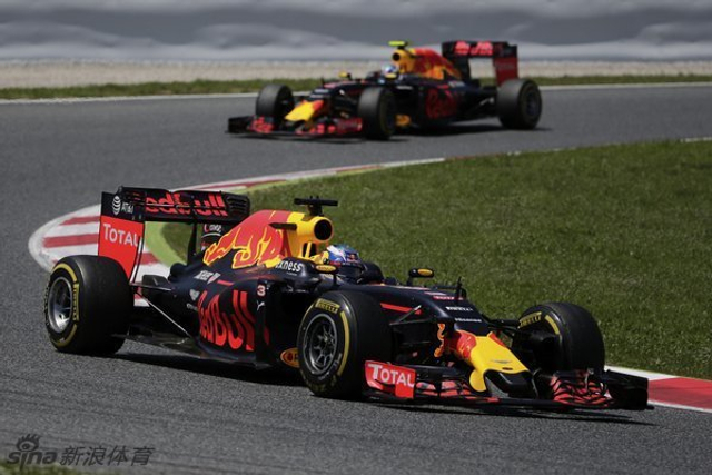 红牛车队里卡多和维斯塔潘