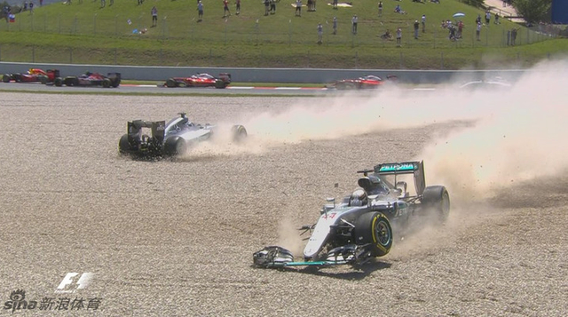 罗斯博格与汉密尔顿冲出赛道