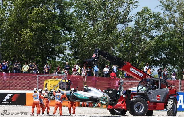 梅奔赛车被吊出场外