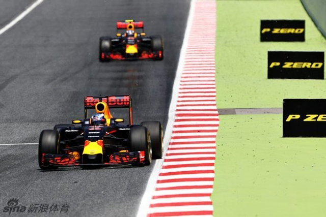 红牛车队里卡多和维斯塔潘