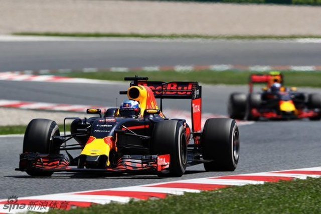 红牛车队里卡多和维斯塔潘
