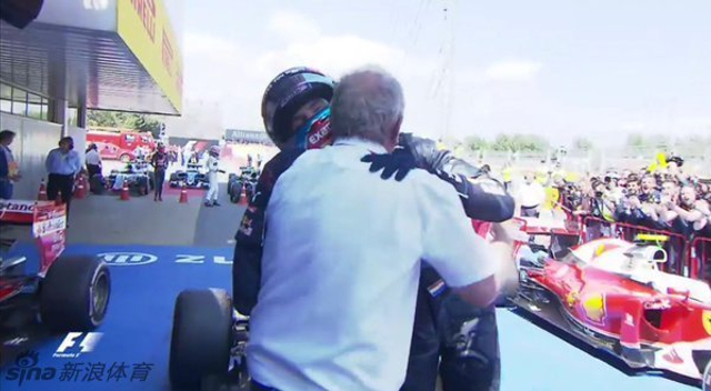 维斯塔潘与领队拥抱