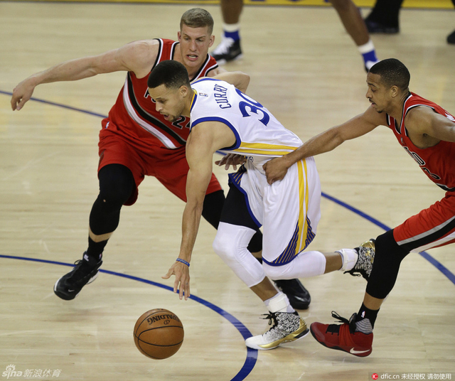 库里冲破拦阻