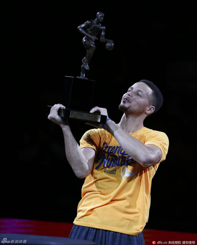 萌神凝视MVP奖杯