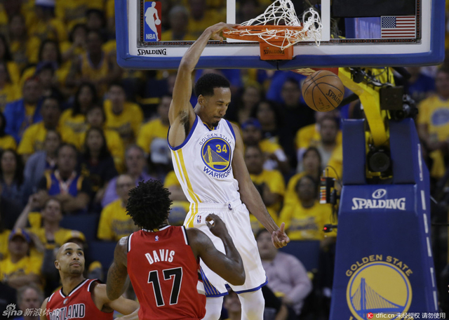 利文斯顿单手暴扣