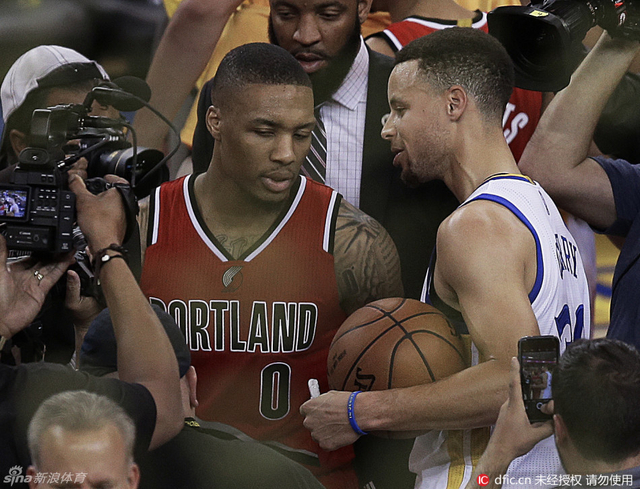 库里与利拉德赛后相互致意