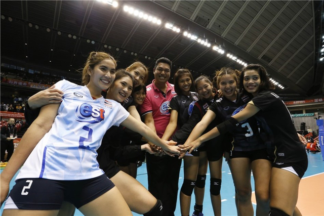 加提蓬与队员合影