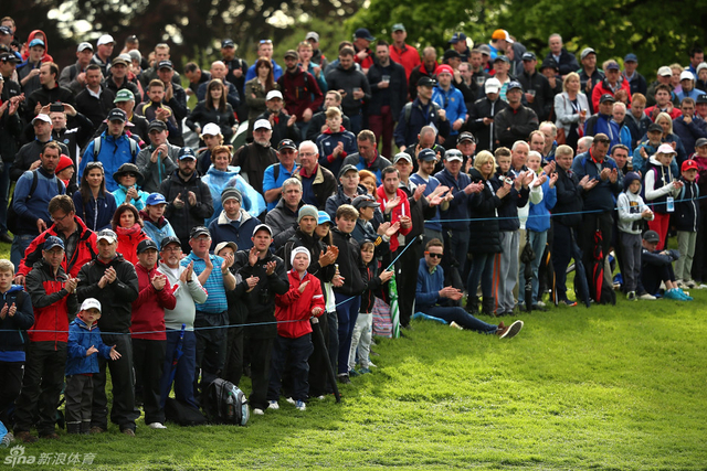 现场人山人海的观众