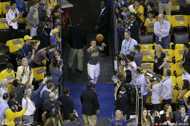 库里赛前热身例行在通道投三分