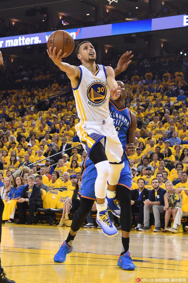 库里杀入内线得分