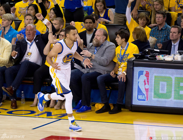 库里命中三分帅气庆祝