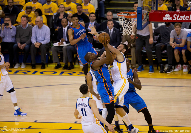 杜兰特篮下进攻受阻