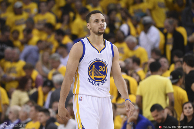 输掉比赛库里显得很郁闷