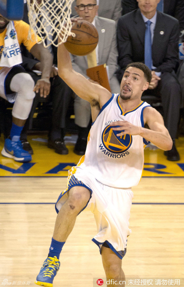 克雷轻松杀到篮下上篮命中