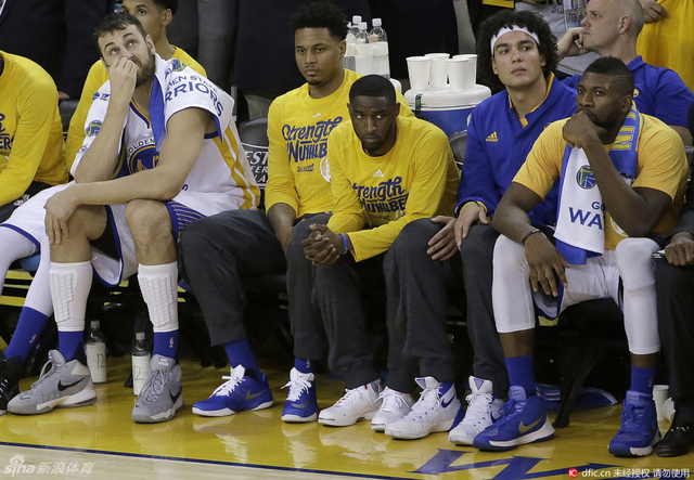 勇士板凳席无比郁闷