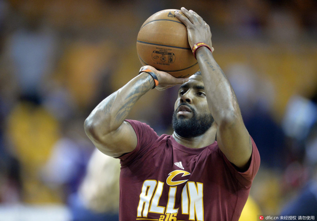 欧文赛前训练罚球