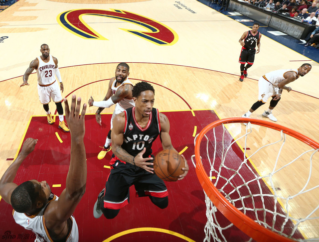 德罗赞强攻骑士篮下