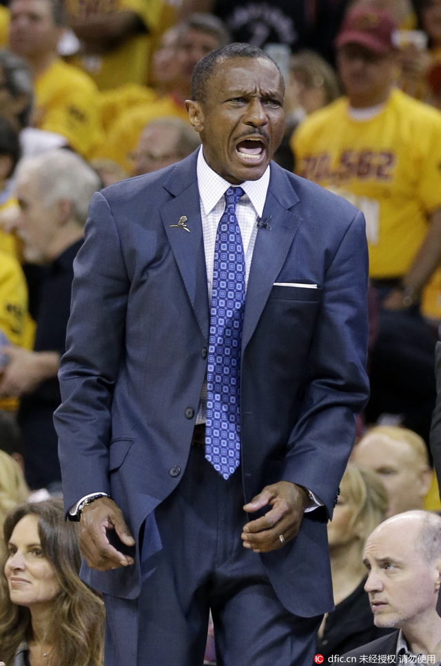 凯西教练对场上情况十分不满